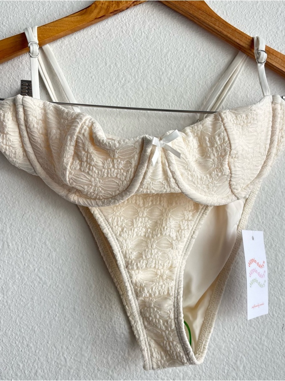 NWT Dippin' Daisy's Feyre Underwire Cream Textured Tiny Bow Cheeky Bikini Set S - Picture 4 of 13